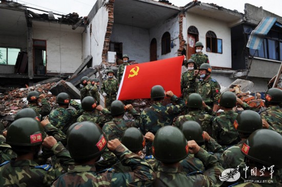 重任当头,连队官兵在党旗前宣誓.