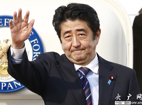 美参议员访问日本 安倍"点头哈腰"恭敬接待
