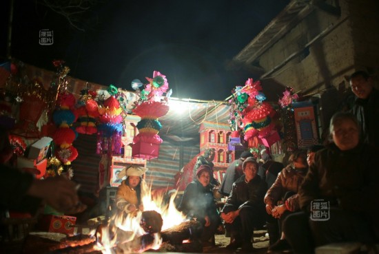 图为朱学东马世琴夫妇的灵棚前,前来参加葬礼的乡亲们.