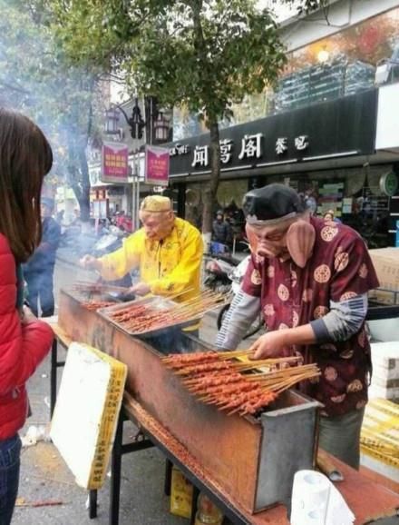 延安商贩玩创意奇葩小吃唐僧肉惹众议
