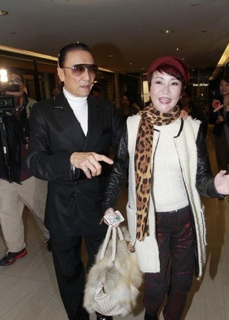 谢贤路遇大妈级粉丝垃圾桶上签名相赠图4