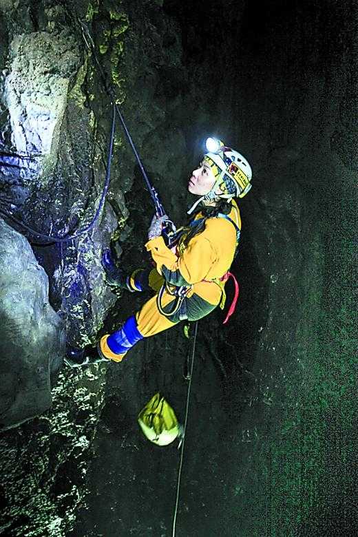 米 3年4次勘测重庆涪陵万丈坑   这些勇敢的探索者宛如绝壁上的舞者