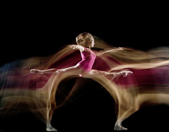 优雅精准 美摄影师拍芭蕾舞者唯美肢体轨迹(组图)