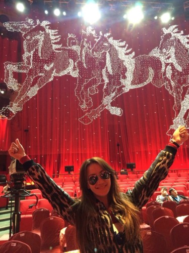 春晚舞台恢弘大气   今年"取代"刘谦登上春晚的年轻魔术师yif格外引人