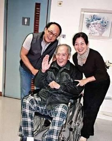 香港著名的国语电影明星,影视服装设计师,姐姐鲍起静是香港著名演员