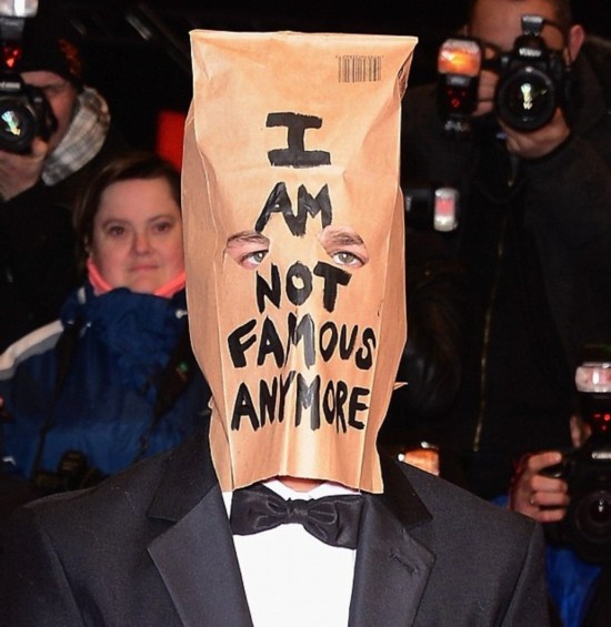 女性瘾者亮相柏林变形金刚前男主角纸袋套头