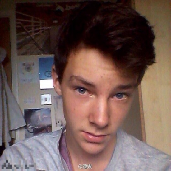 少年卷福网络走红 海量帅气私照曝光(组图)