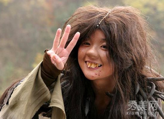 变成这个样子,在爱情惊悚电影《心中有鬼》中扮演一个十分恐怖的女鬼
