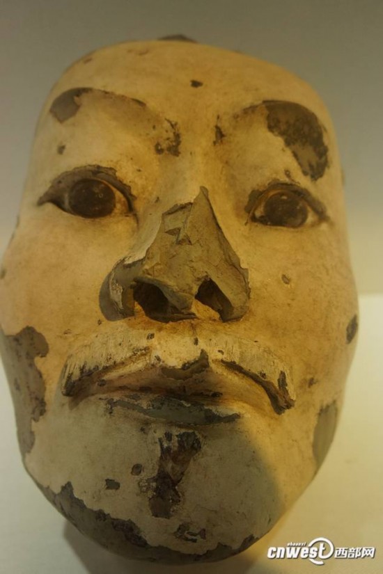 k9901陪葬坑中新出土的3号(泡钉俑),4号百戏俑,"球形青铜器"等;秦