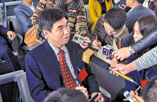 2日,朱列玉在广州白云机场接受采访 羊城晚报记者 陈文笔 摄