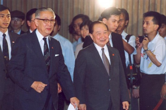 ...辜振甫共推两岸关系珍贵瞬间