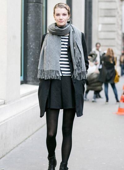 一整套黑白灰的搭配非常实穿,灰色的围巾能够搭配各种外套