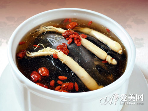 黑色食物三:乌鸡提到乌鸡,人们就会想到黑皮黑肉黑骨头的,人们一看到