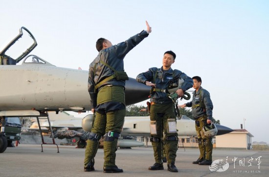 歼8改装瞄准三代机 空战11:0成就最年轻金头盔