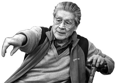 蓝天野87岁仍坐镇排练场 亲自拄杖为演员搭戏