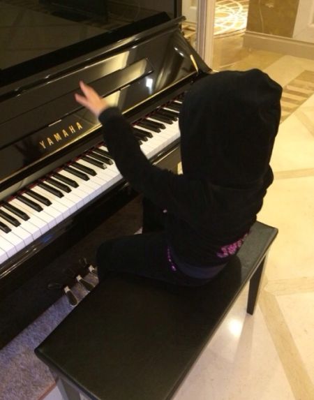 分,李湘通过微博晒出一组王诗龄弹钢琴的照片,并称:"练琴戴什么帽子呀