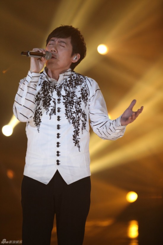 大学女生惊艳毕业照黑丝袜六道杠