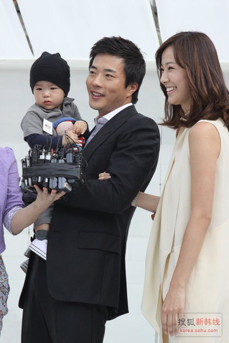 林志颖黄磊杨幂赵薇 盘点明星罕见全家福【21】