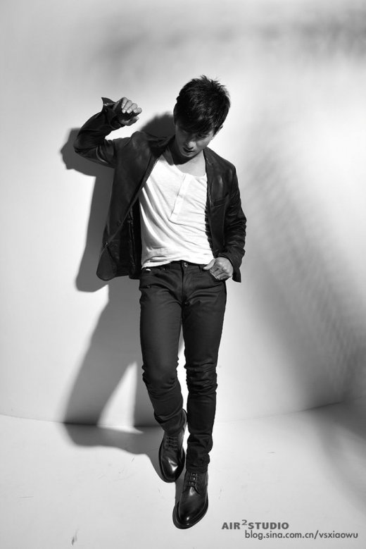 吴奇隆全身照,腿真心不算长.