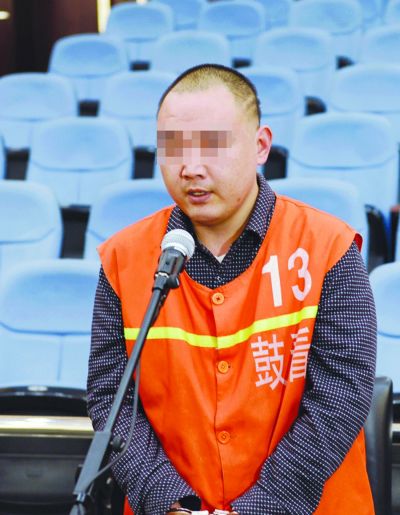 陈晓在法庭上受审.李自庆