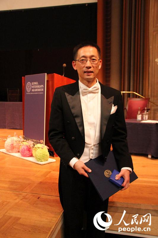 中国科学家首获瑞典皇家科学院爱明诺夫奖【2】