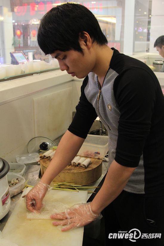 阿灵说自己十分喜欢做饭,他觉得做饭不仅是为了果腹,而是一门艺术.