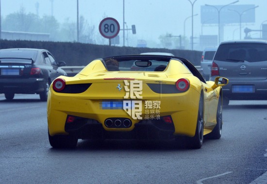 贾乃亮驾拉风跑车携同性密友兜风 大口吸雾霾(图)