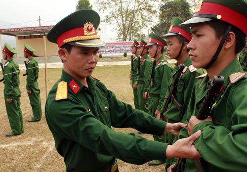 越军新兵训练场景曝光 配老旧苏式冲锋枪