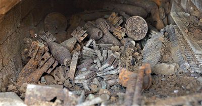 了大量弹药爆破专家王百姓挖掘"弹药墓"墓里挖出来的子弹挖出炮弹84枚