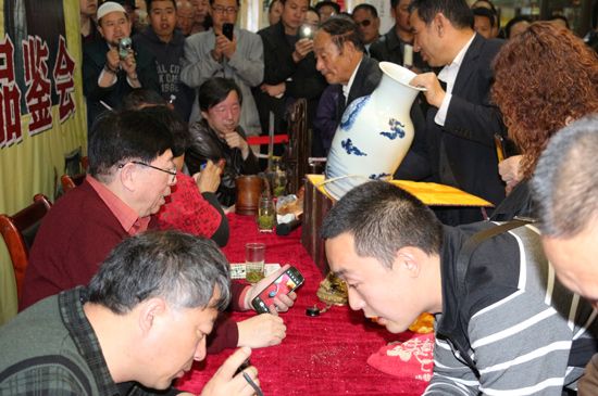 上万"宝物"亮相鉴宝会 省城古玩书画市场方兴未艾