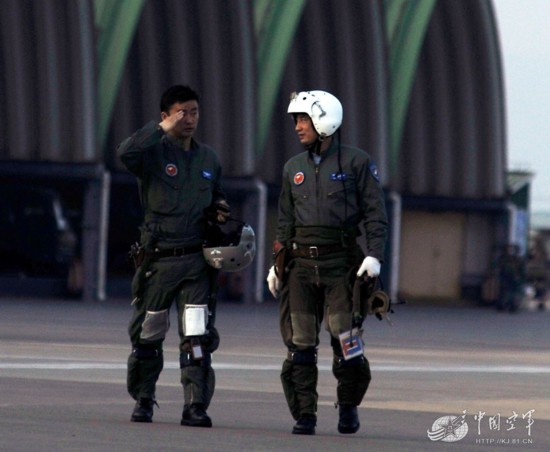 高清:成空歼10超低空向"敌"前沿阵地猛烈攻击【7】