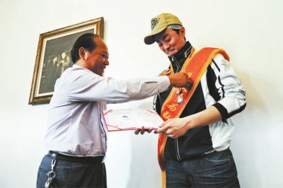 人艺演员见义勇为获奖金4万