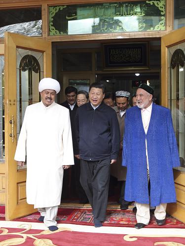 新华社(兰红光 摄)4月29日上午,习近平在新疆生产建设兵团第六师视察