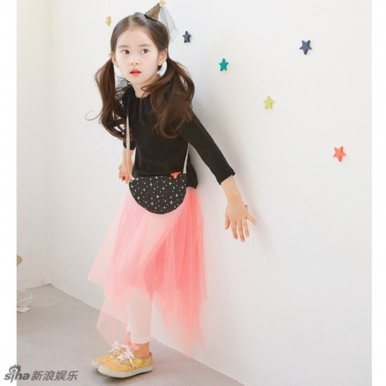 照片中,小萝莉可爱娇俏,活脱脱小美人一枚.