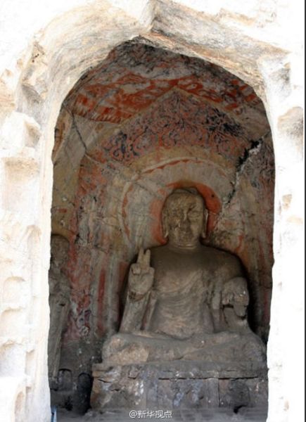 龙门石窟剪刀手佛像系大拇指断掉