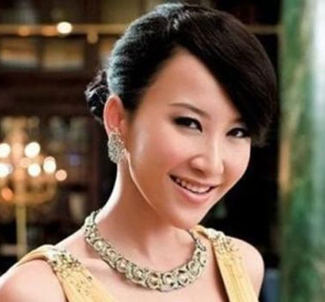 2008年,已经转行当酒商的张瑞哲迎娶台湾家具富商之女刘容榕.