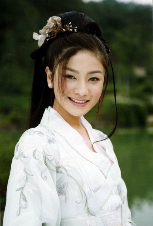 胡可 外形甜美,身材玲珑 惊人的全面悟性和毅力随性胆大而独立