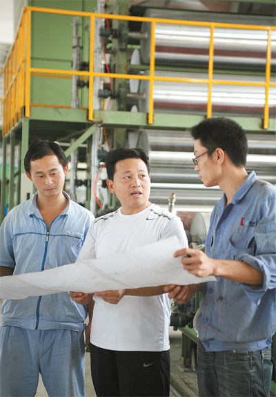 湖北黄梅县濯港镇胡牌村名誉书记胡电铃(右一) 接受支援家乡贡献奖