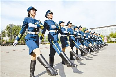 土库曼斯坦女兵图片