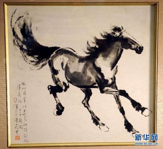 上展出的估价120万至170万港元的徐悲鸿画作《天马行空》(5月19日摄)