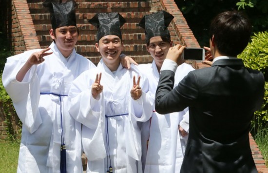 揭秘韩国大学生成人礼 女生穿韩服男生带纱帽(图)【10】