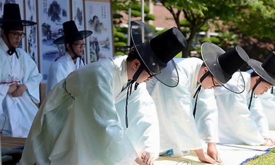 揭秘韩国大学生成人礼 女生穿韩服男生带纱帽(图)【8】--文化--人民网