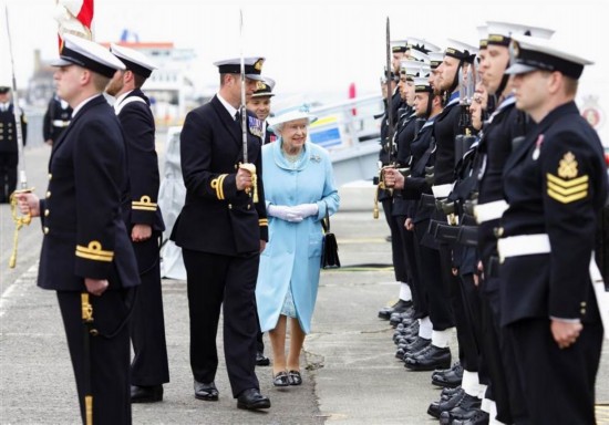 英女王与皇家海军官兵船头合影      图集详情:     据英国皇家海军