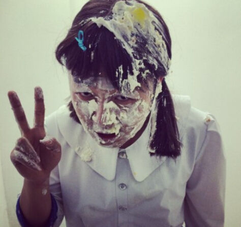 照片中杜海涛梳着两个小辫,穿着女装,满脸涂满了蛋糕,表情更是诡异,不