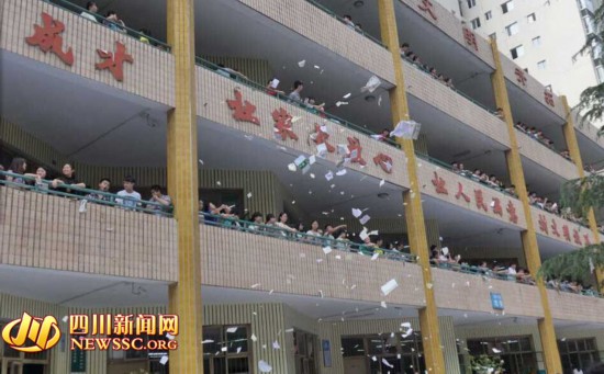 巴中高三学生撕书减压 家长:爱咋咋地 组图