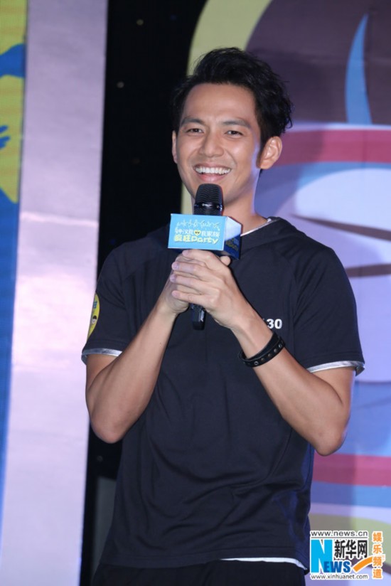 钟汉良嘟嘴卖萌与粉丝"疯狂来往" 钟爸钟妈助阵【13】