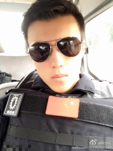 浙江丽水二中门口,一位执勤的特警身着制服,戴着墨镜手持枪,帅哭网友