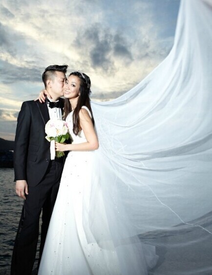 吴辰君自曝亲吻婚纱照秀恩爱老公首曝光图