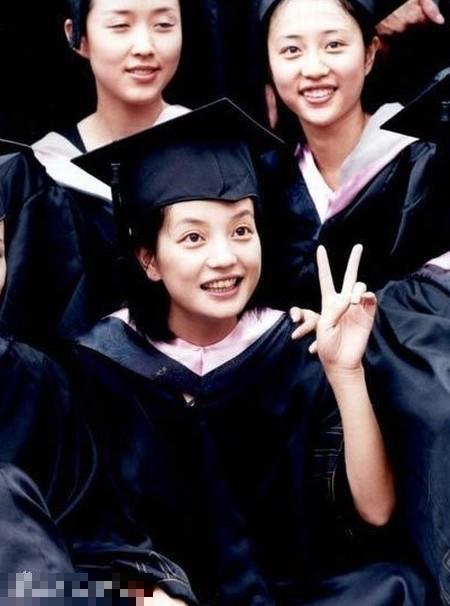 赵薇近日,艾玛-沃特森成功从美国顶尖学府布朗大学毕业,其毕业照着实