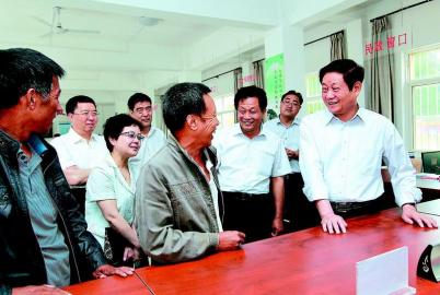 图为他在西张堡镇便民服务大厅逐一询问农村合疗,劳动保障等窗口服务